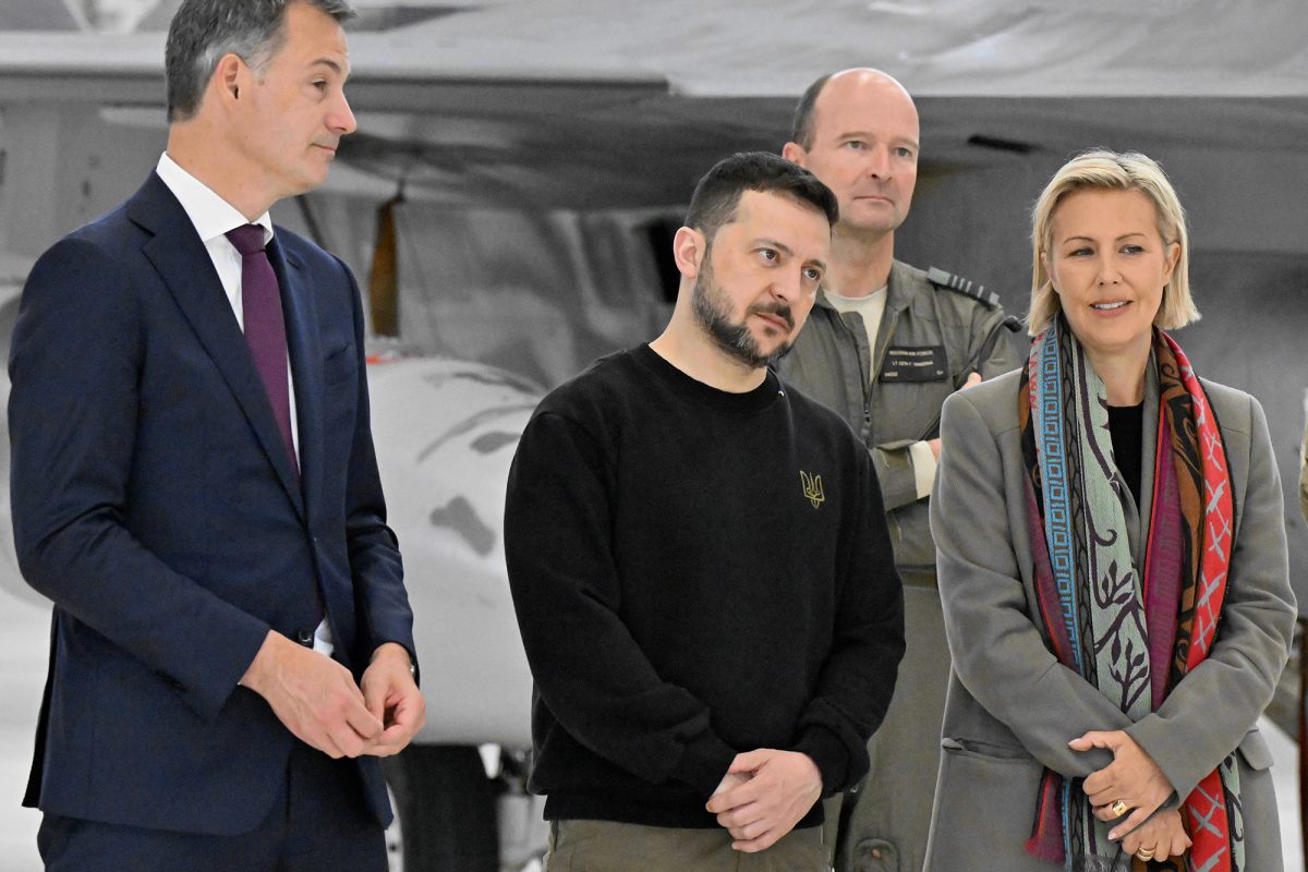 Wolodymyr Selenskyj besuchte auch den Militärflughafen von Melsbroek mit Premier De Croo und Verteidigungsministerin Dedonder