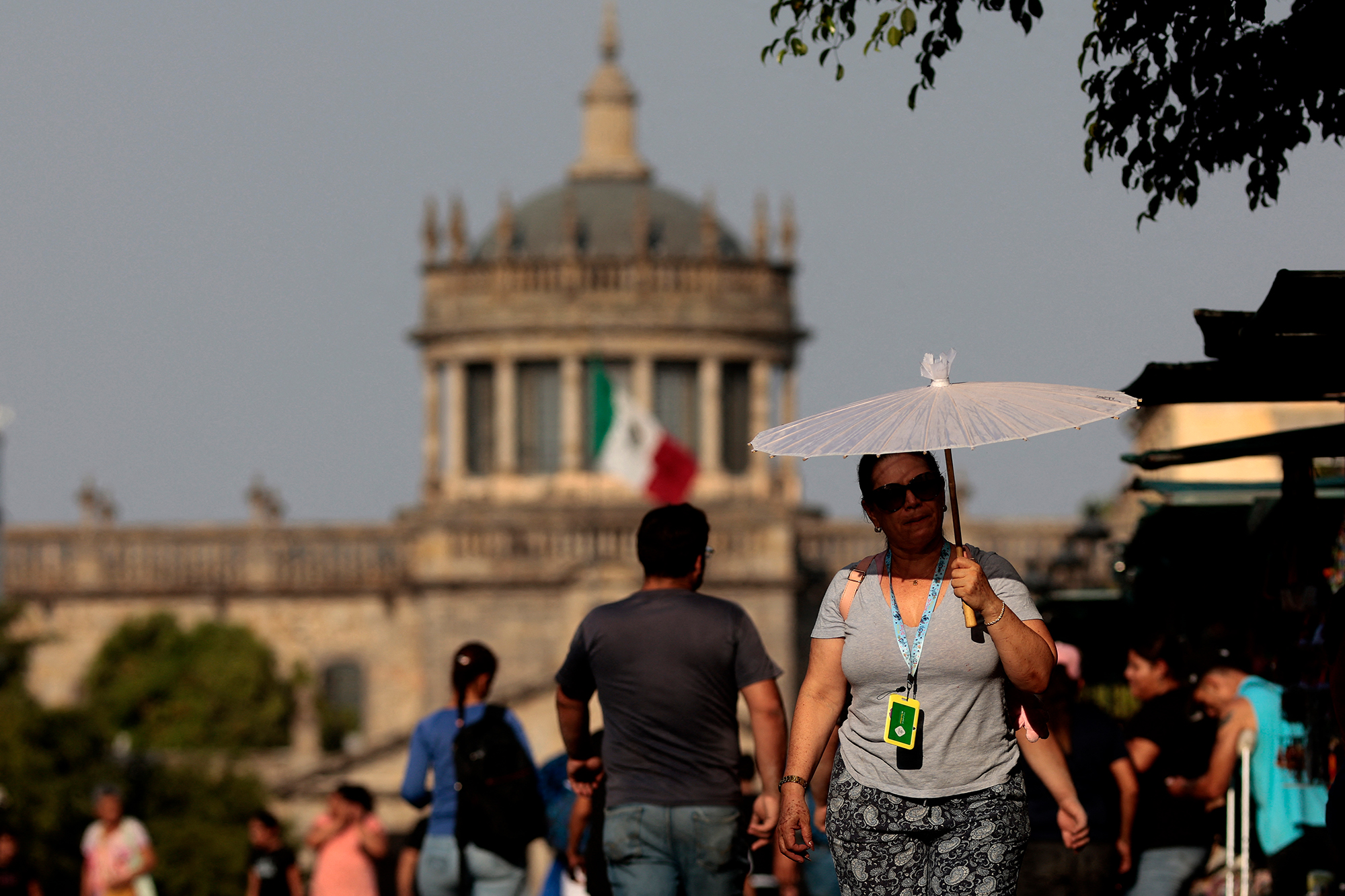 Menschen in Guadalajara schützen sich vor der Sonne