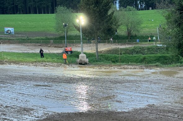 Motocross unter Flutlicht in Dürler