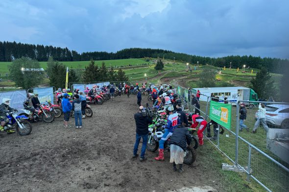 Motocross unter Flutlicht in Dürler