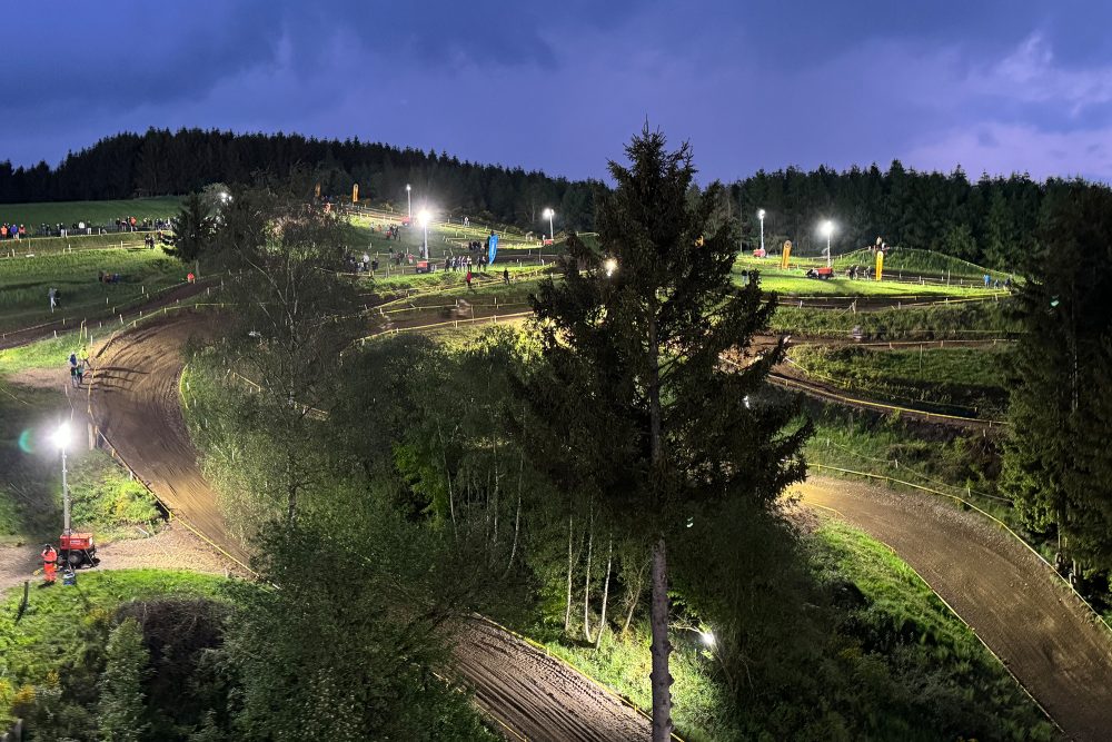 Motocross unter Flutlicht in Dürler