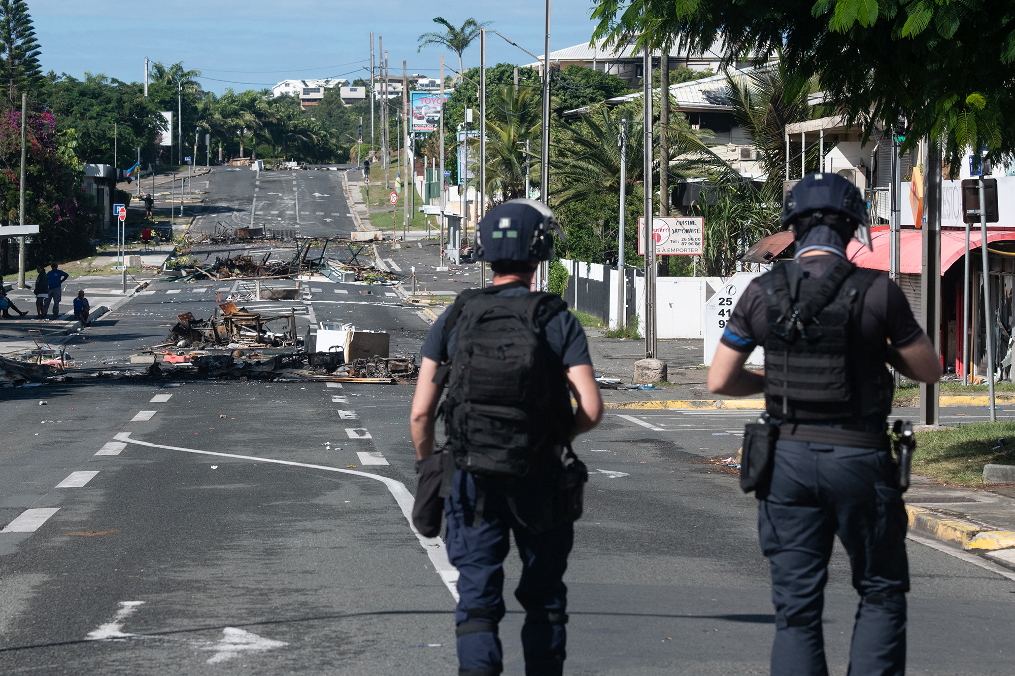 Polizisten in Nouméa am Samstag