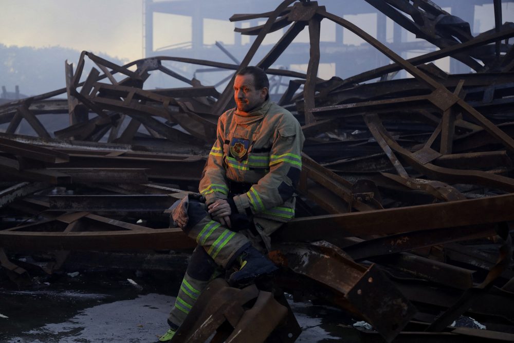 Feuerwehrmann in einem ausgebrannten Warenlager in Odessa am Freitag