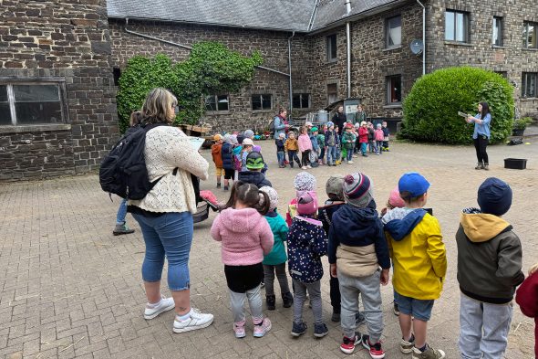 Auf dem pädagogischen Bauernhof "BioHeld" in Holzheim