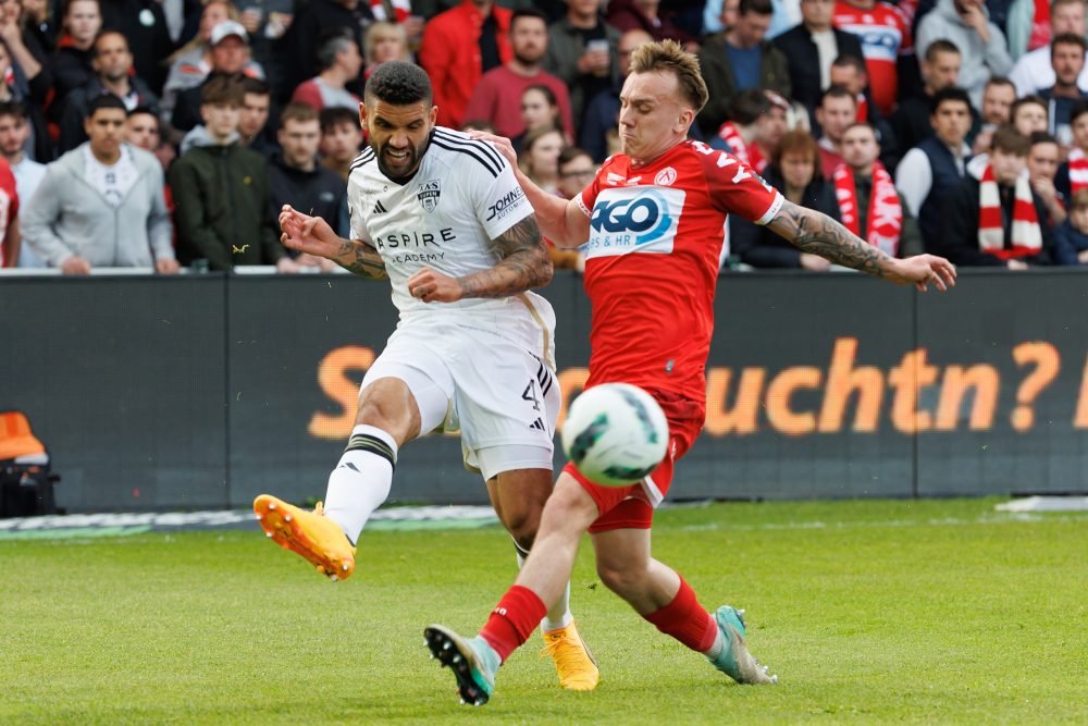 Victor Pálsson mit Isaak Davies beim Spiel Kortrijk vs. Eupen