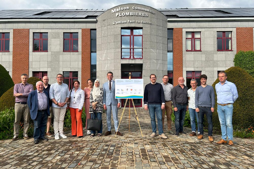 Gruppenfoto nach der Unterzeichnung einer Absichtserklärung der Gemeinden Raeren, Bleyberg, Kelmis, Lontzen und Welkenraedt