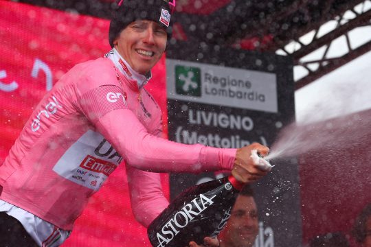 Tadej Pogacar feiert Sieg beim Giro d'Italia (Bild: Luca Bettini/Pool/AFP)