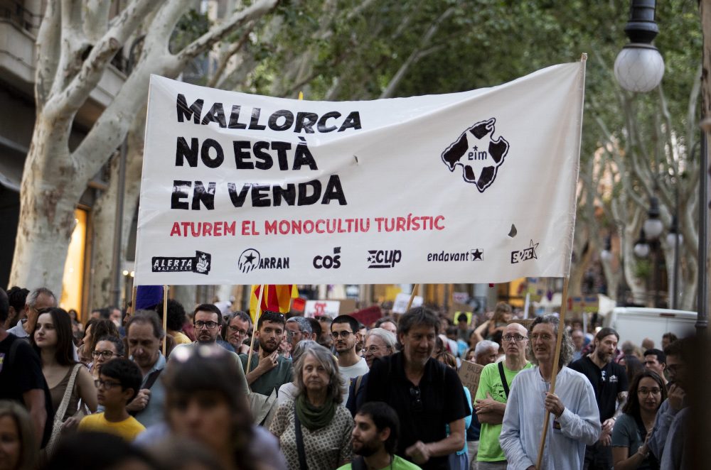 Proteste gegen Massentourismus auf Mallorca (Bild: Jaime Reina/AFP)