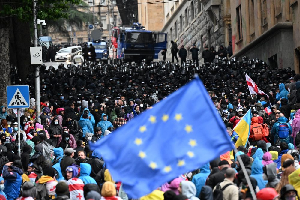 Zehntausende Menschen protestierten am Montag auf den Straßen von Tiflis in Georgien