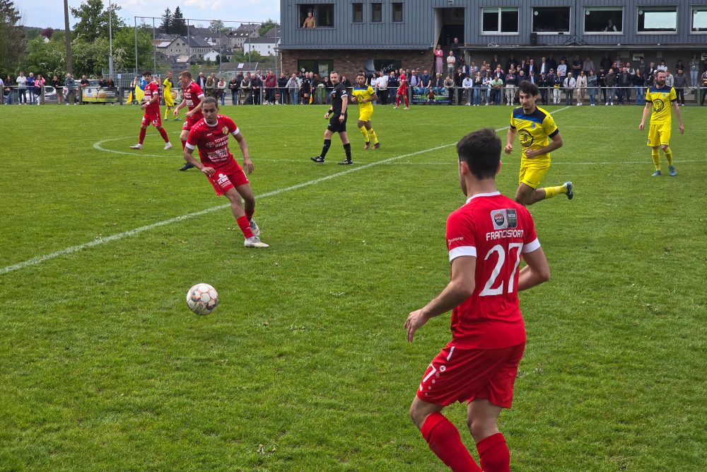 Raeren-Eynatten spielte am Sonntag in roten Trikots, die Gäste aus Braine in gelb