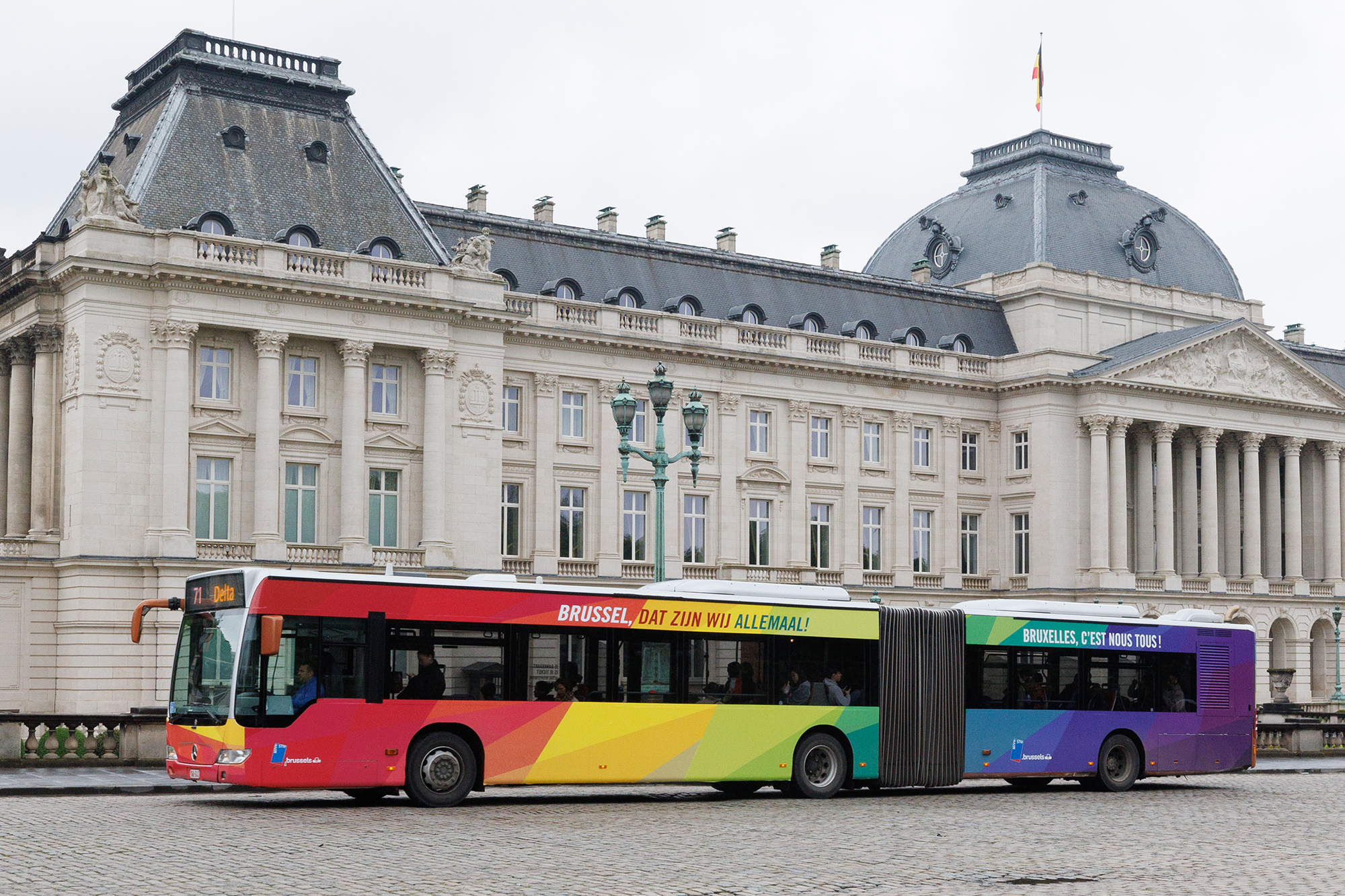 Bus der Brüsseler Nahverkehrsgesellschaft STIB in den Regenbogen-Farben