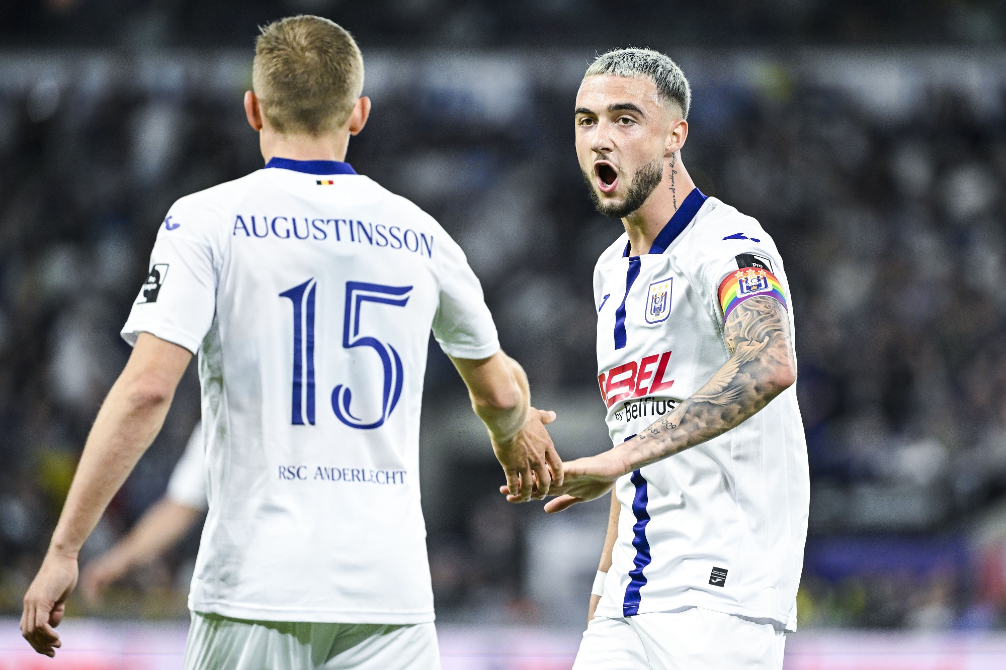 Anderlechts Kapitän Zeno Debast freut sich mit Ludwig Augustinsson über den 2:1-Erfolg gegen Genk (Bild: Tom Goyvaerts/Belga)