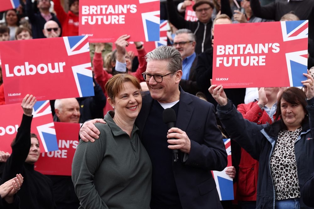 Labour-Chef Keir Starmer mit der neuen Bürgermeisterin der East Midlands, Claire Ward