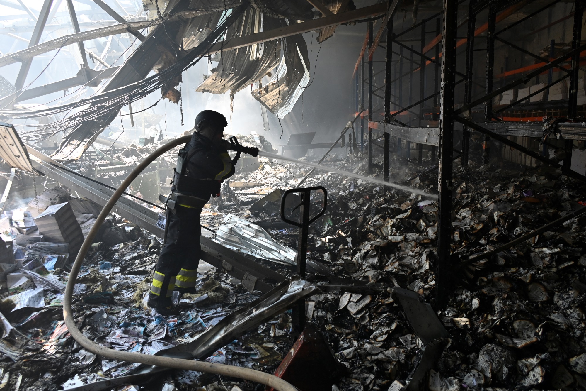 Feuerwehrmann im Einsatz nach einem Raketenangriff auf die ukrainische Stadt Charkiw