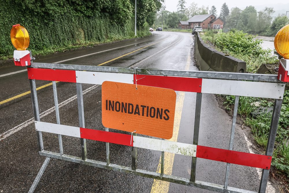 Wegen Überschwemmungen Gesperrte Straße in Trooz