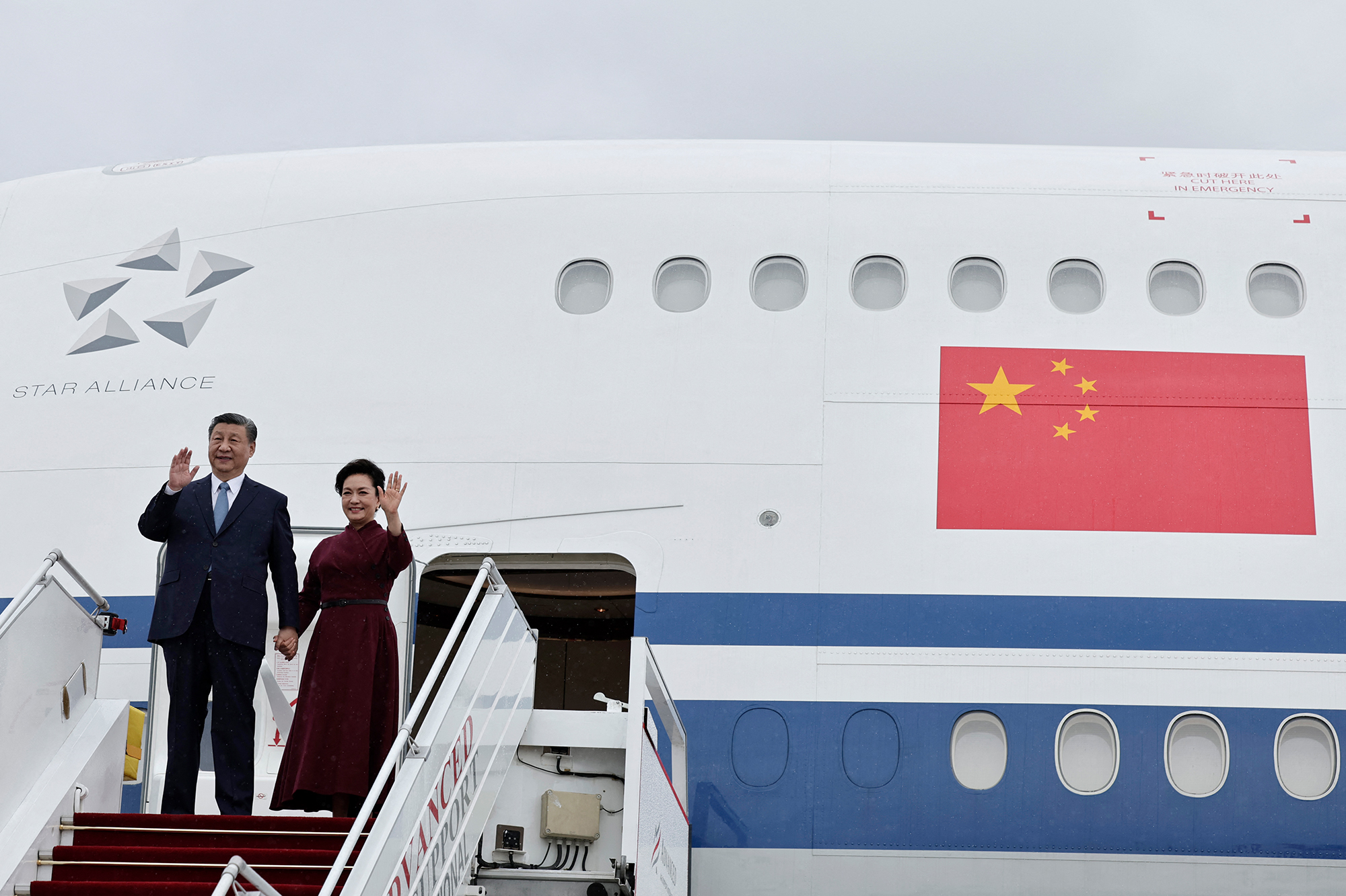 Chinas Präsident Xi Jinping und Ehefrau Peng Liyuan nach der Landung in Paris-Orly