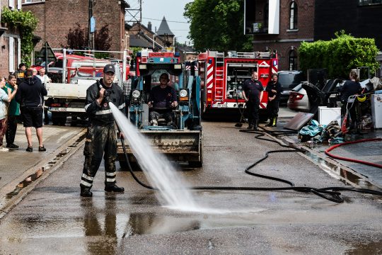 Der Zivilschutz hilft bei Aufräumarbeiten in Voeren
