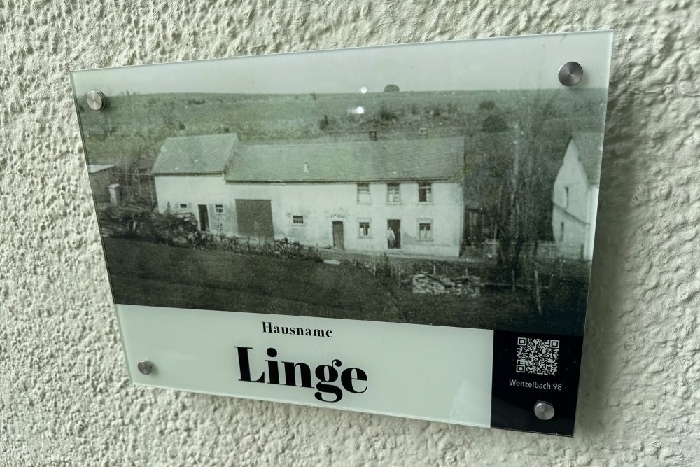 Tafel mit dem alten Hausnamen "Linge" an einem Haus in Burg-Reuland