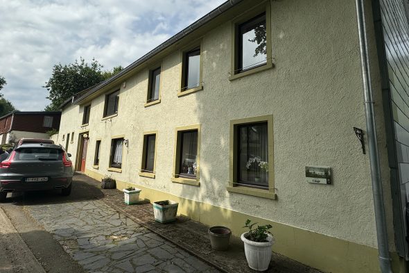 An diesem Haus in Burg-Reuland hängt eine Tafel mit dem alten Hausnamen "Linge"