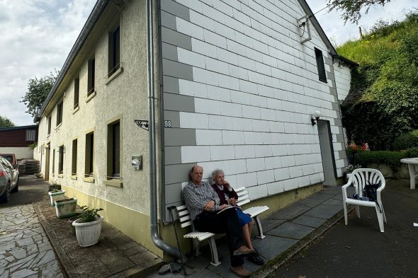 Bertha Pauls-Jacobi vor ihrem Haus in Burg-Reuland