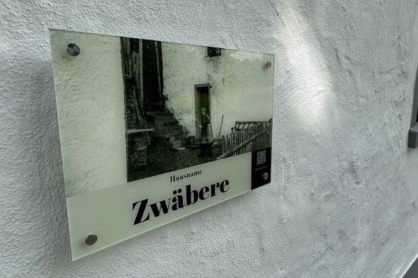 Tafel mit dem alten Hausnamen "Zwäbere" an einem Haus in Burg-Reuland