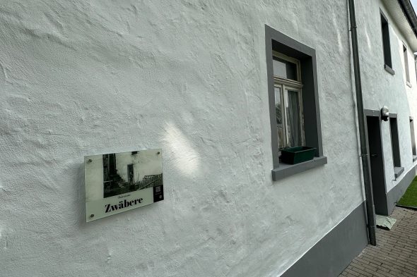 An diesem Haus in Burg-Reuland hängt eine Tafel mit dem alten Hausnamen "Zwäbere"