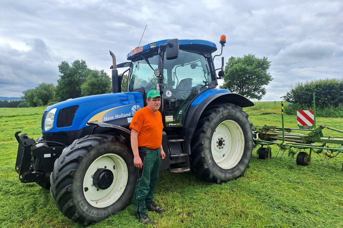 Landwirt Andy Gerretz vor seinem Traktor