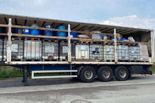 Mit Altöl und Chemikalien beladener Sattelauflieger im East-Belgium-Park
