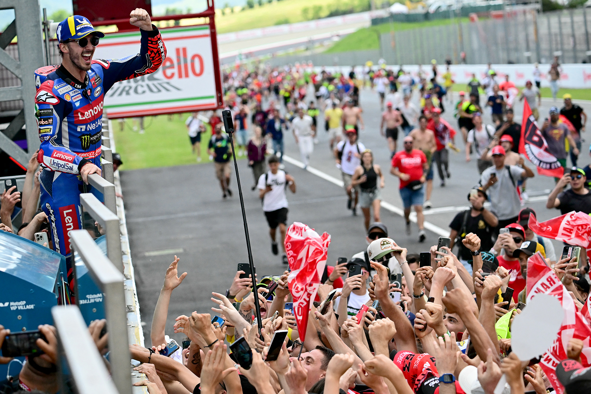 Francesco Bagnaia feiert den Sieg in Mugello mit den Fans