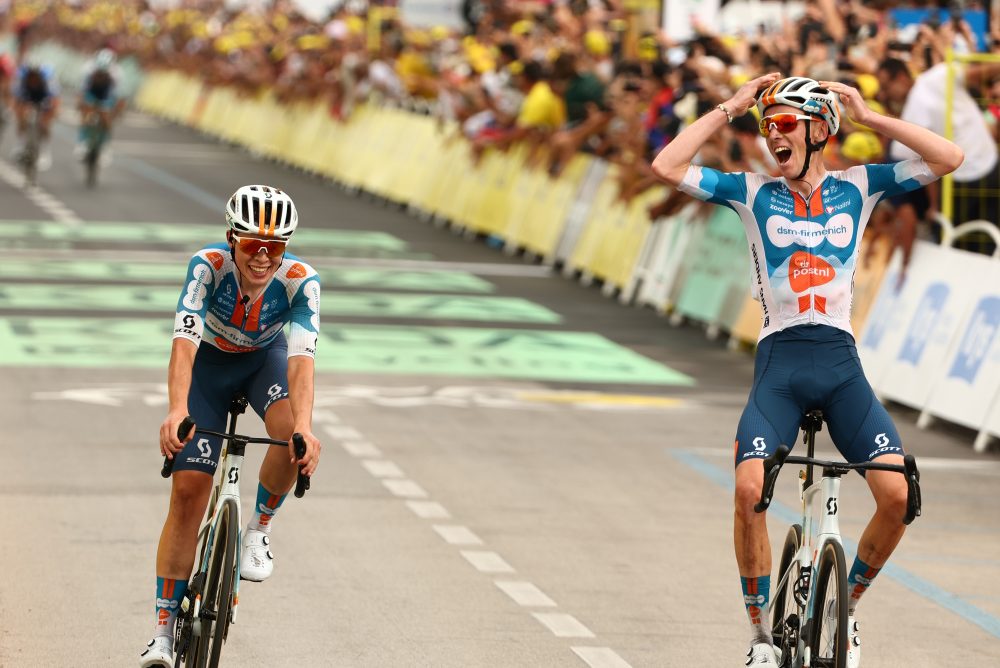 Frank van den Broek und Romain Bardet im Ziel