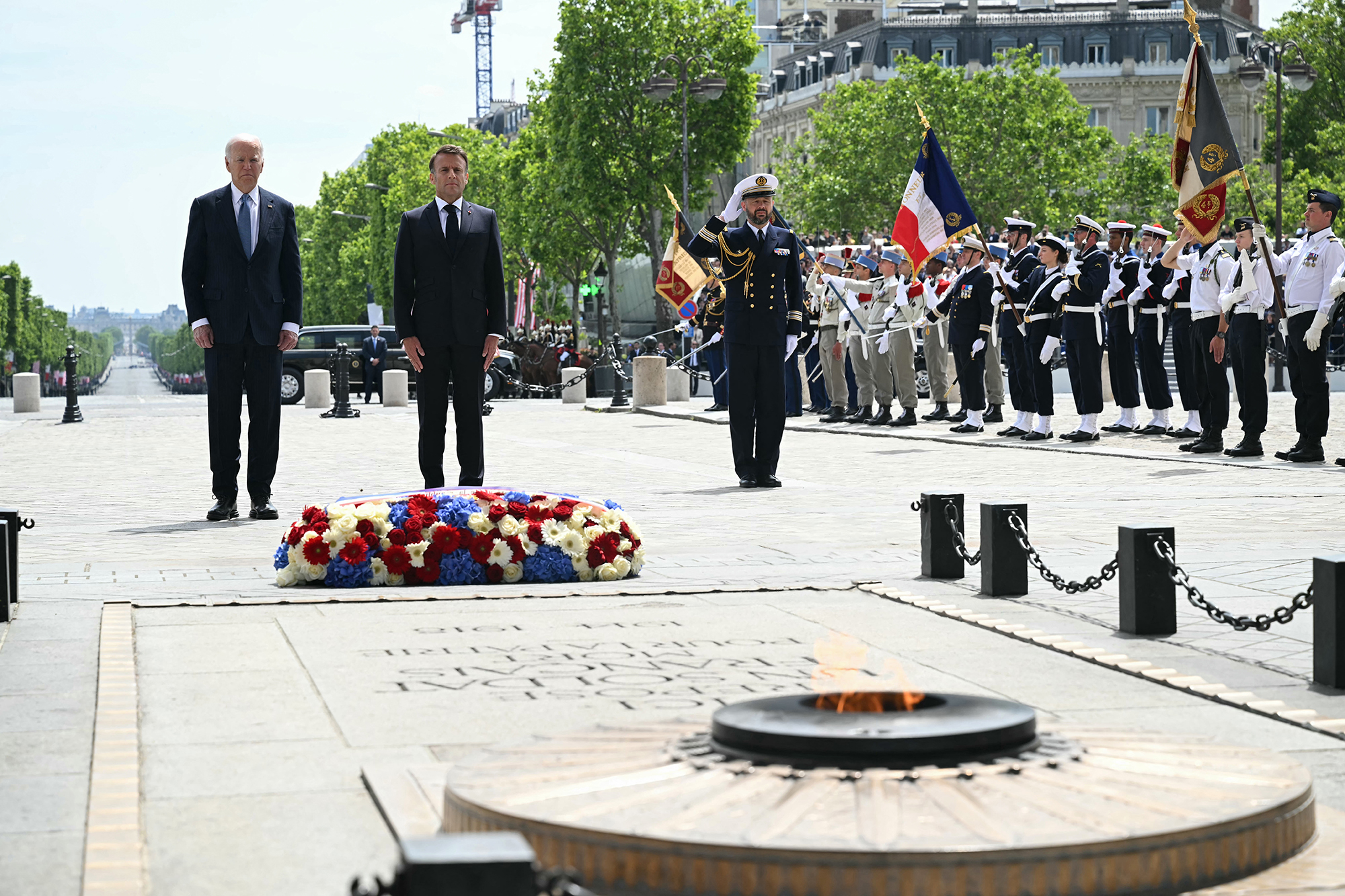 Joe Biden und Emmanuel Macron bei der Kranzniederlegung am Grab des unbekannten Soldaten