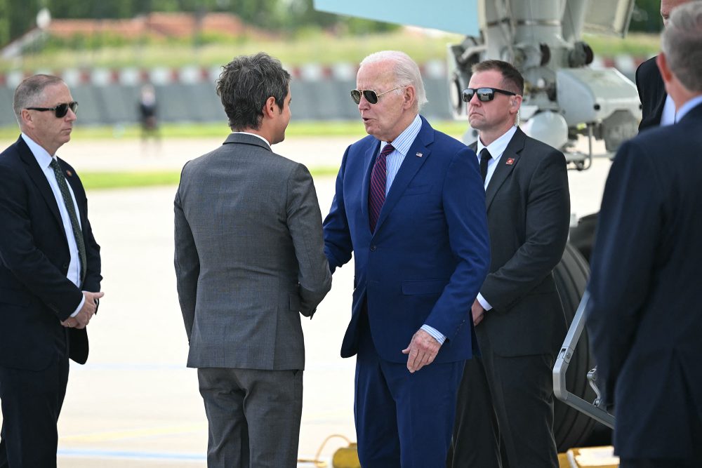 Frankreichs Premier Attal begrüßt US-Präsident Biden am Flughafen Orly