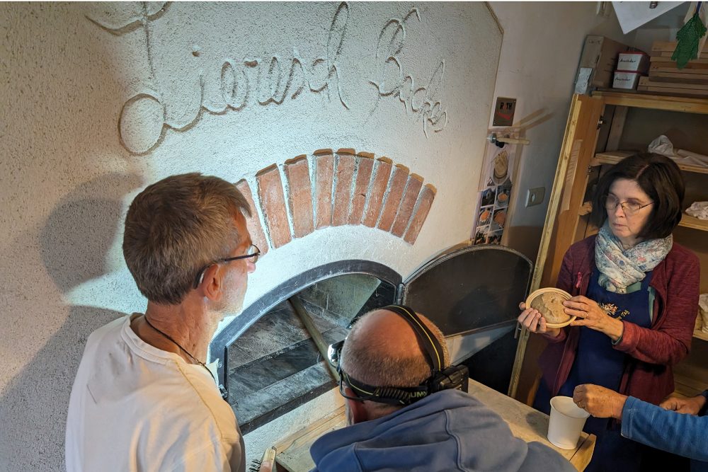 Brot backen im "Lieresch Backes" in Mürringen