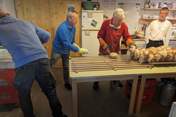 Brot backen im "Lieresch Backes" in Mürringen