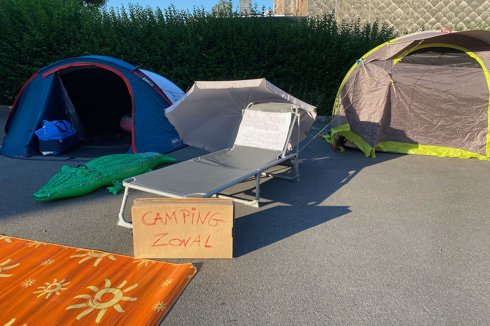 Protestaktion der Feuerwehrleute der Hilfeleistungszone Vesdre-Hoëgne et Plateau: Durch Campingzelte wird die Kaserne zum "Sommercamp"