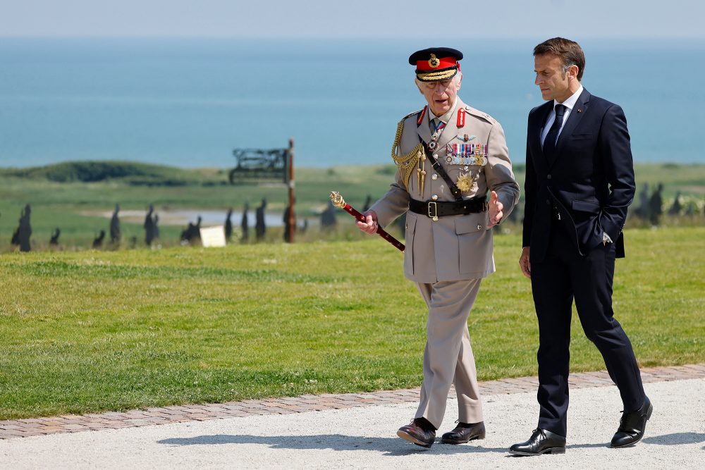 König Charles mit Emmanuel Macron in Ver-sur-Mer