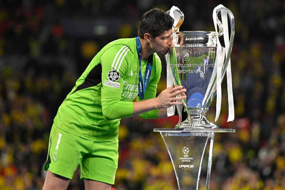 Thibaut Courtois mit dem Champions-League-Pokal