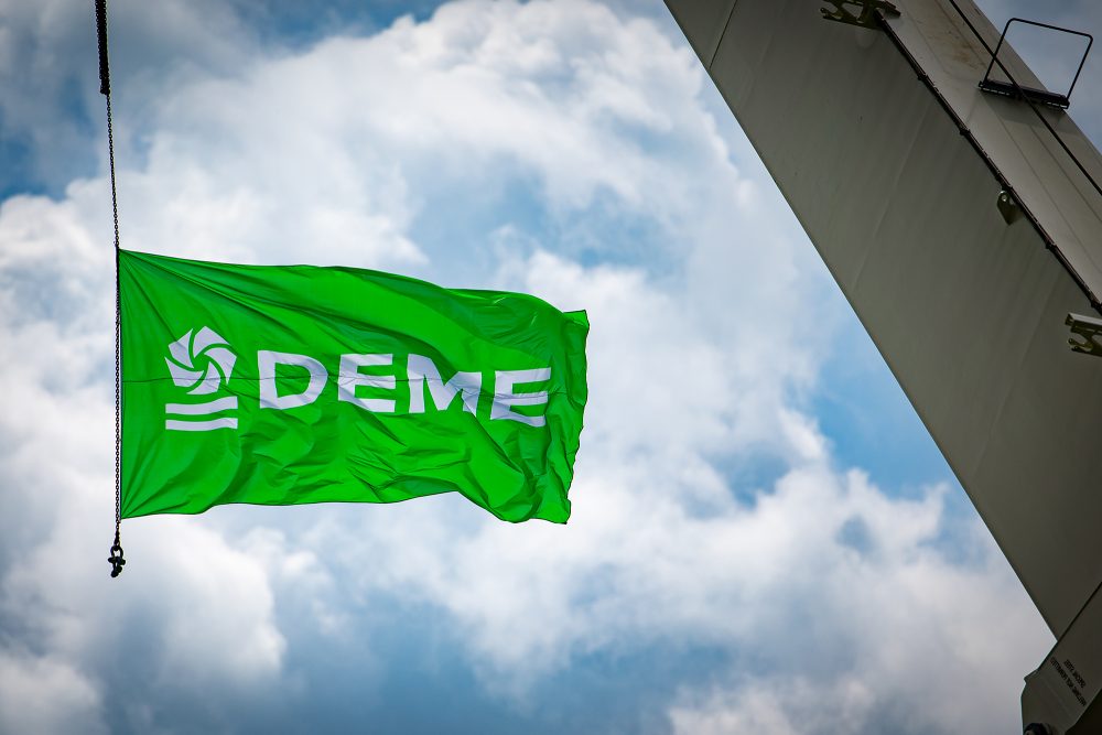 Auf einer Flagge ist das Logo der Firma Deme zu sehen