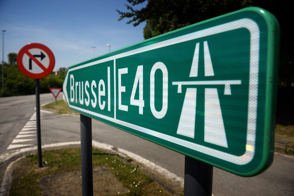 Schild: Autobahn E40 in Richtung Brüssel