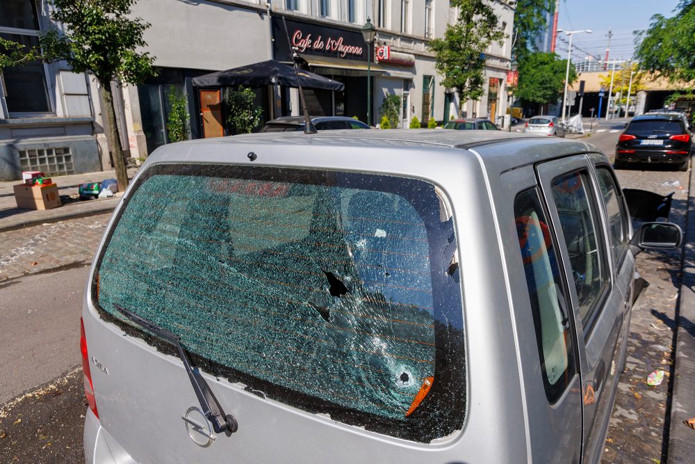 Ein Einschussloch in der zersplitterten Heckscheibe eines geparkten Autos in der Nähe des Tatorts einer Schießerei in einem Café in Saint-Gilles