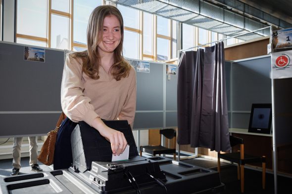 Prinzessin Elisabeth im Wahlbüro Laeken