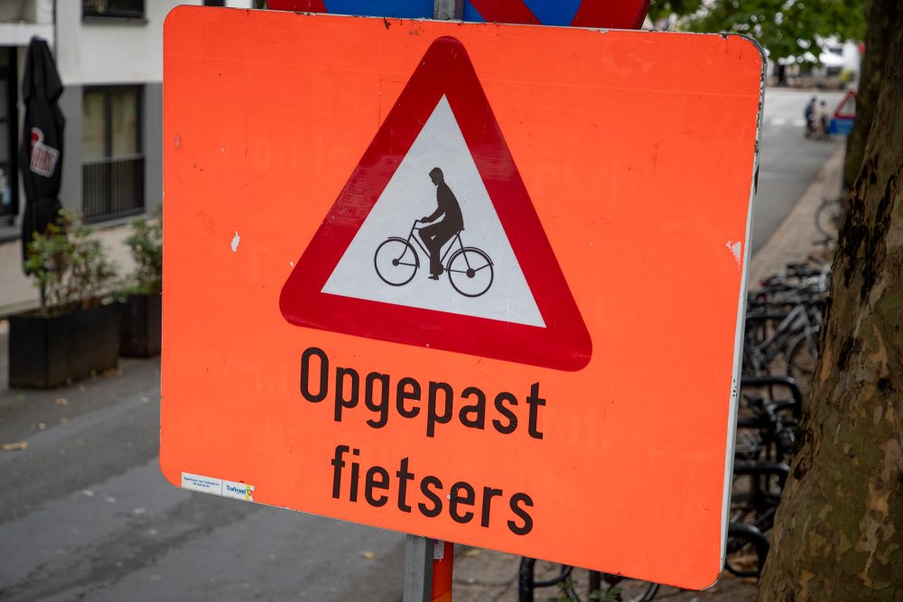 Warnschild mit Hinweis auf Radfahrer