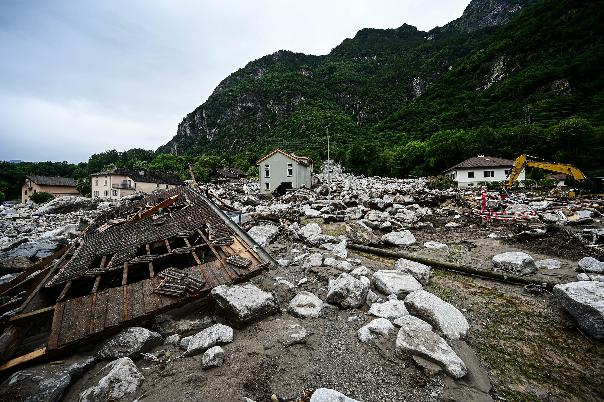 Zerstörte Häuser nach Erdrutsch in Lostallo im Kanton Graubünden