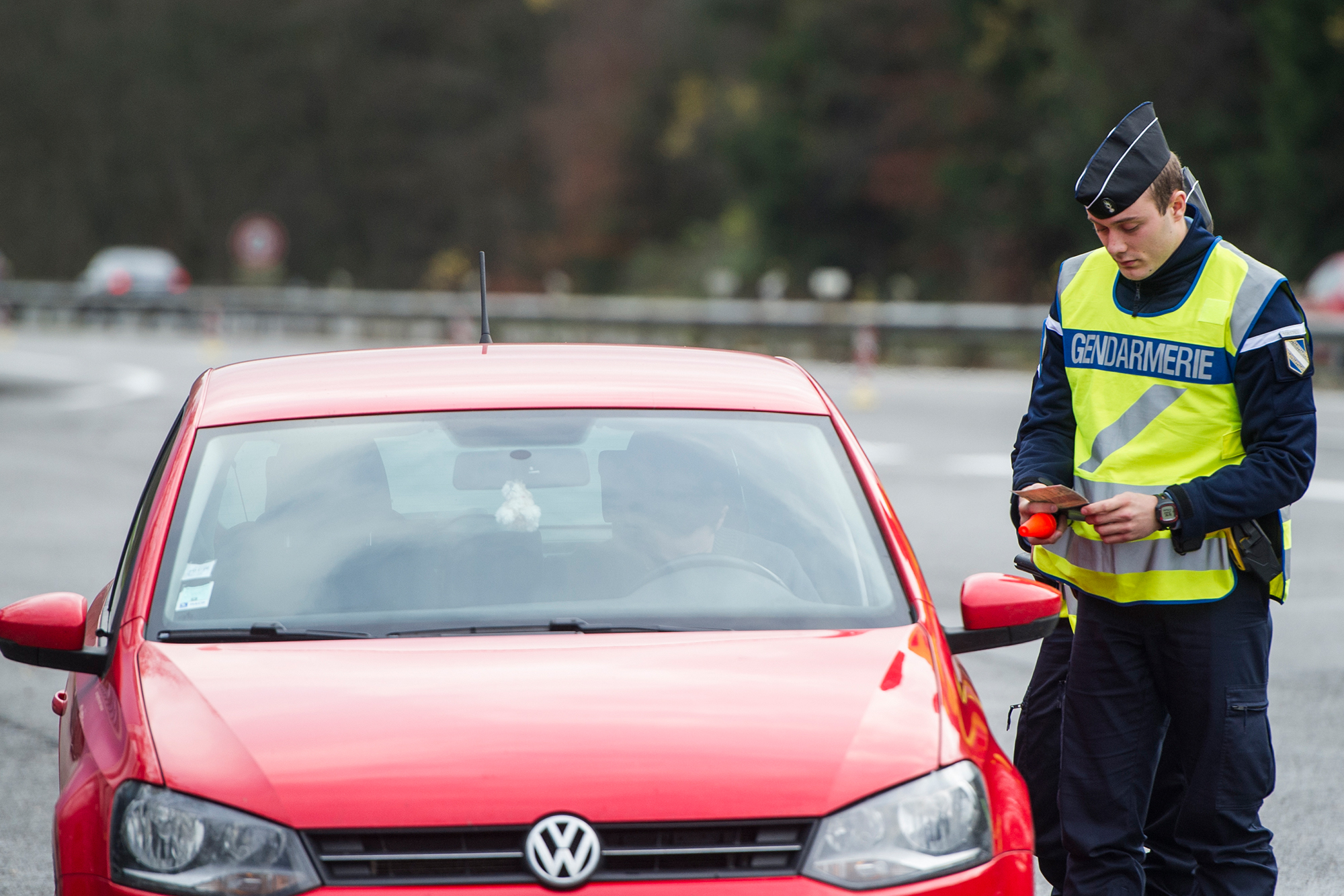 Ein französischer Gendarm kontrolliert einen Autofahrer an der belgisch-französischen Grenze