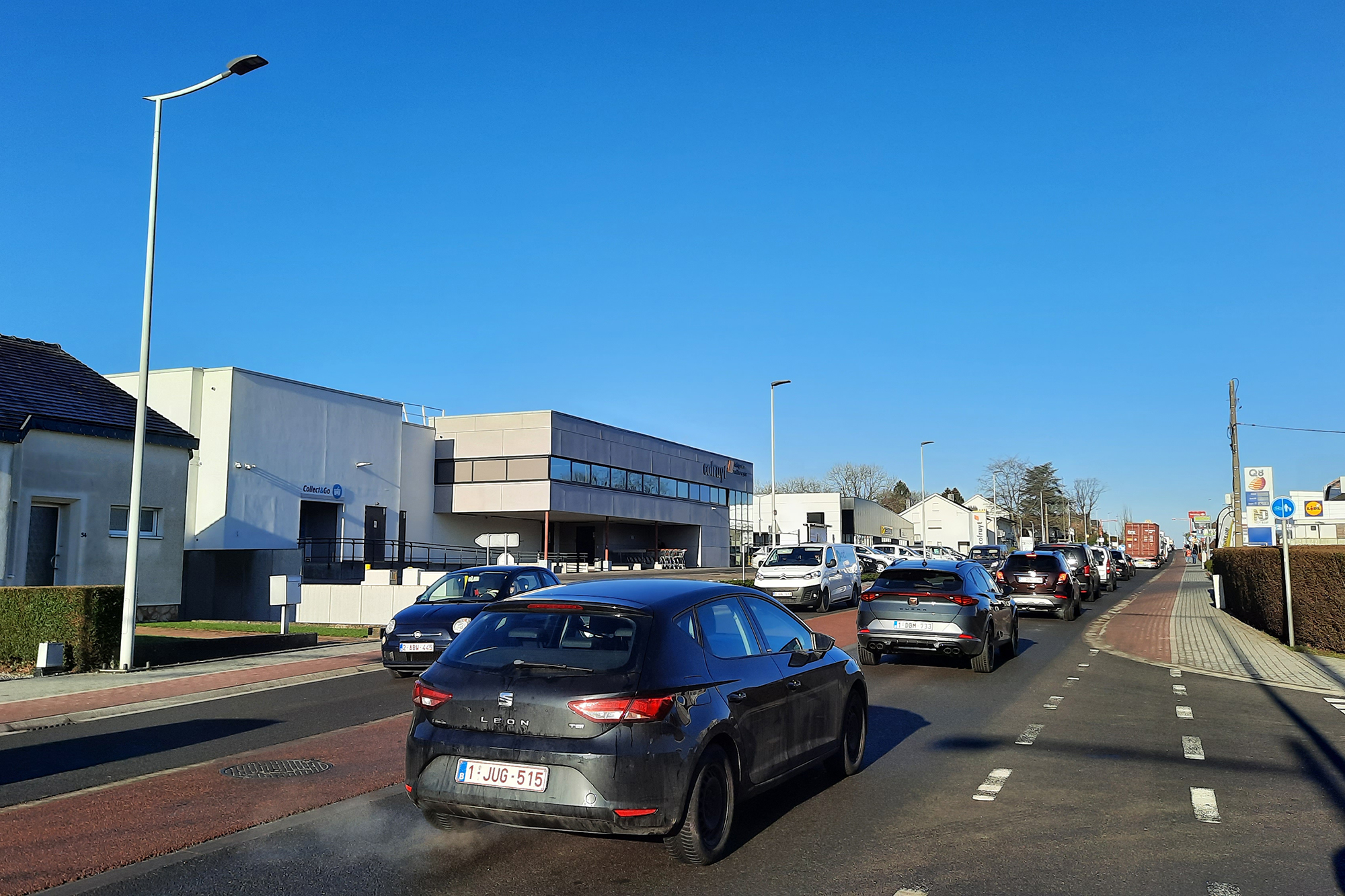 Dicht an dicht stehen die Autos auf der Herbesthaler Straße in Eupen