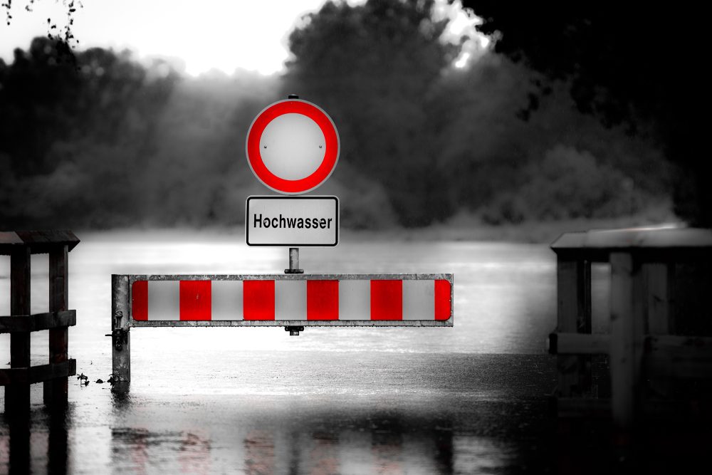 Warnschild "Hochwasser" in Deutschland