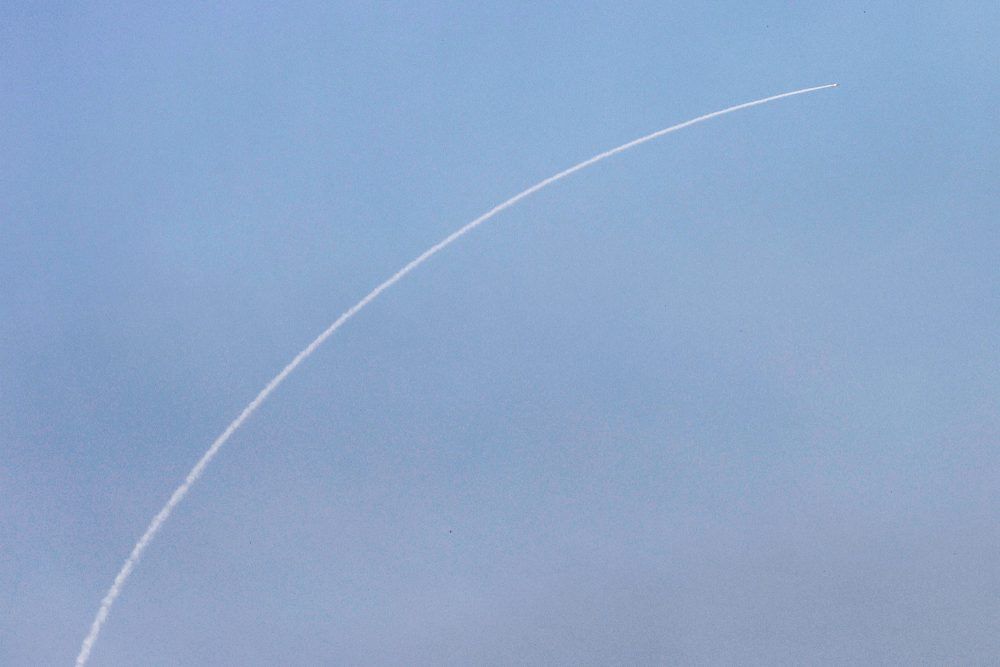 Eine Rakete des israelischen Luftabwehrsystems Iron Dome fängt Raketen ab, die aus dem Südlibanon in der Nähe von Kiryat Shmona im Norden Israels abgefeuert wurden