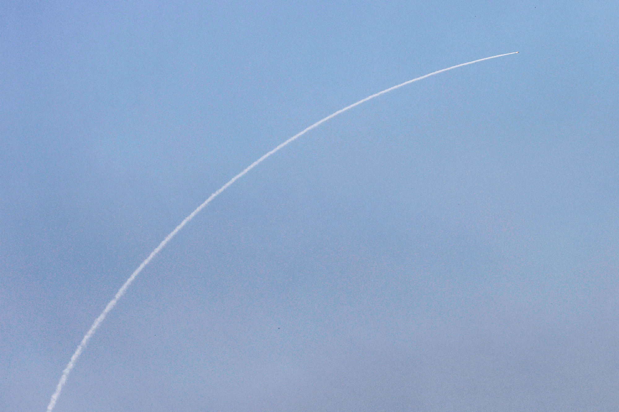 Eine Rakete des israelischen Luftabwehrsystems Iron Dome fängt Raketen ab, die aus dem Südlibanon in der Nähe von Kiryat Shmona im Norden Israels abgefeuert wurden