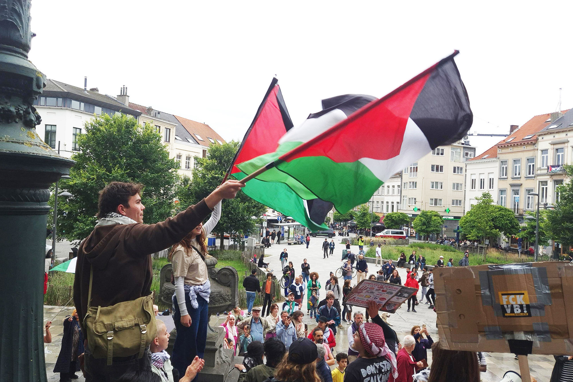 Pro-palästinensische Aktivisten demonstrieren vor Rathaus von Ixelles