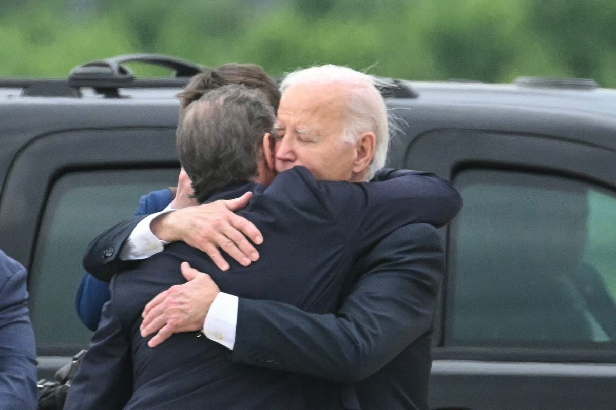 US-Präsident Joe Biden nimmt seinen Sohn Hunter Biden in die Arme